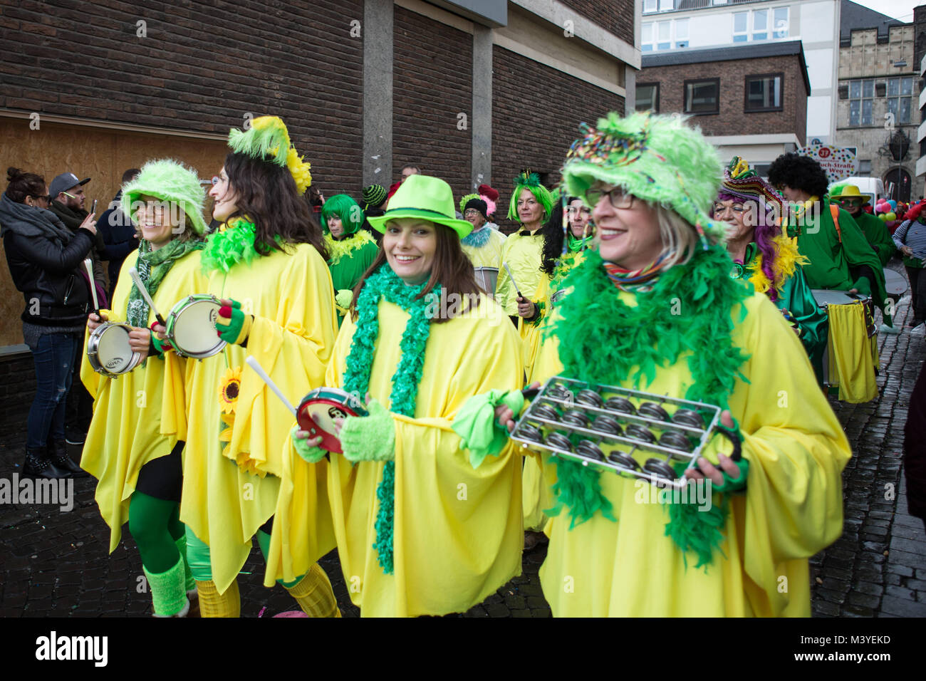 Köln, Deutschland. 11 Feb, 2018. Eine Gruppe von Frauen gesehen tragen  gelbe und grüne Kostüme im Karneval der Kölner Karneval bekannt als  ''KÃ¶lner Karneval'' in Deutsch, ist ein Karneval, der jedes Jahr