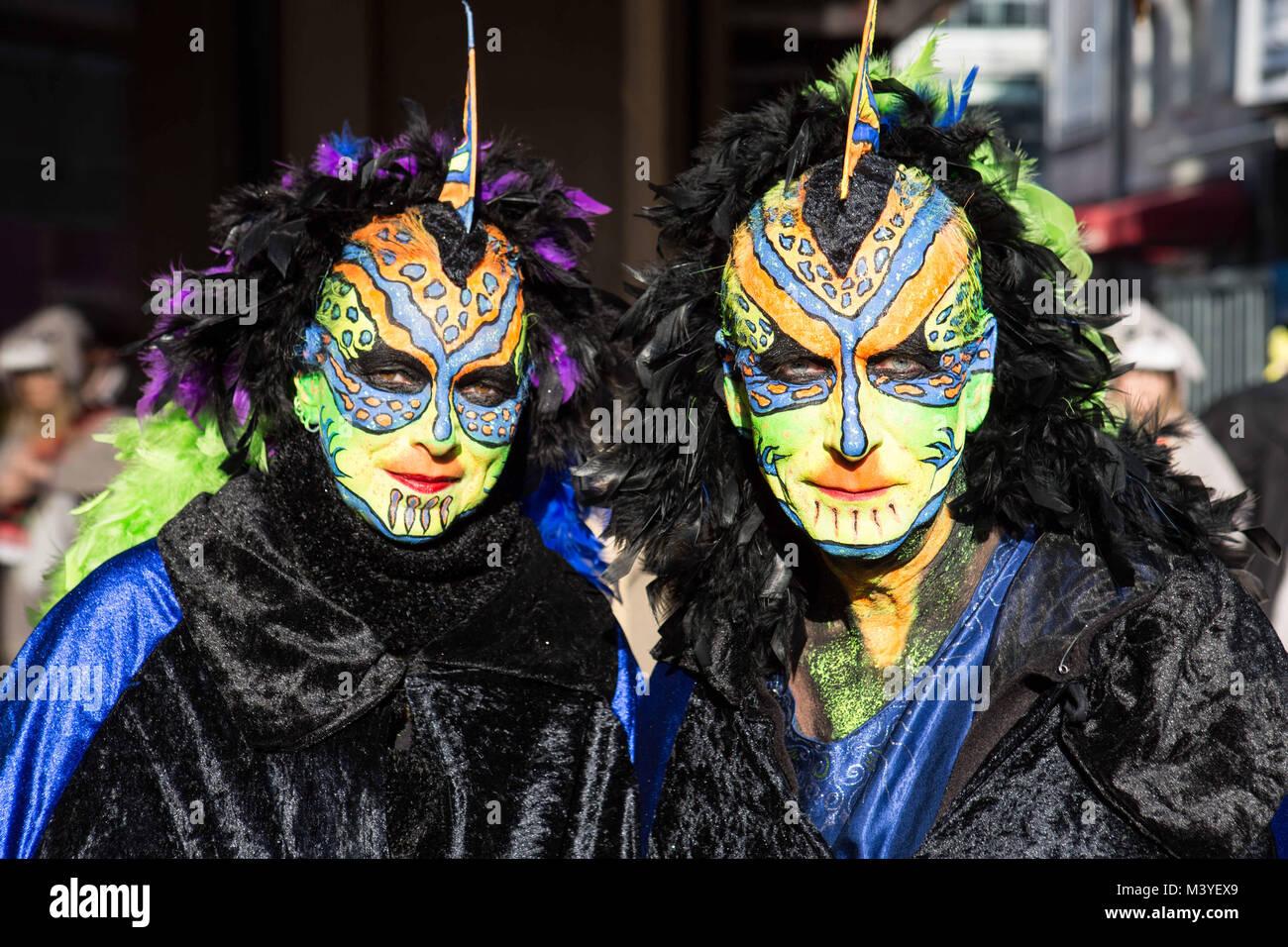 Köln, Deutschland. 8 Feb, 2018. Ein paar gesehen tragen bunte Kostüme im  Karneval der Kölner Karneval bekannt als ''KÃ¶lner Karneval'' in Deutsch,  ist ein Karneval, der jedes Jahr in Köln stattfindet, normal