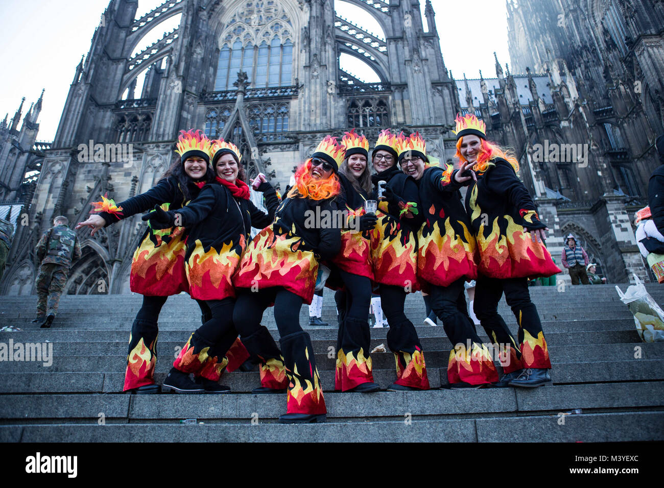 Köln, Deutschland. 8 Feb, 2018. Eine Gruppe von Frauen gesehen, Kostüme,  Feuer im Karneval der Kölner Karneval bekannt als ''KÃ¶lner Karneval'' in  Deutsch, ist ein Karneval, der jedes Jahr in Köln stattfindet,