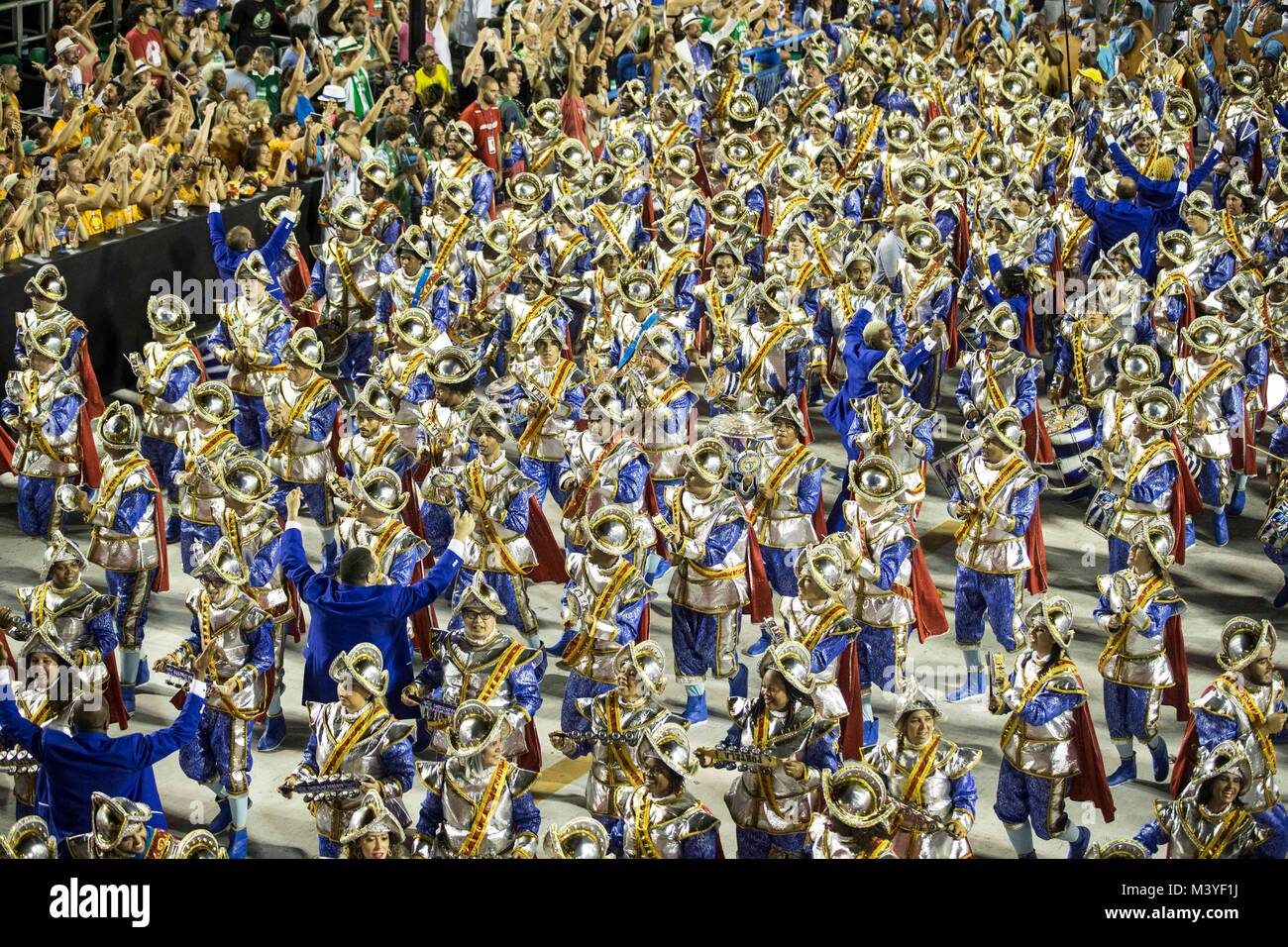 Rio De Janeiro, Brasilien. 12 Feb, 2018. Nachtschwärmer spielen Samba Musik in der Parade der Karneval am Sambadrome in Rio de Janeiro, Brasilien, am 12.02.2018. Die Parade der speziellen Gruppe samba Schule am Karneval in Rio 2018 am Dienstag geschlossen. Credit: Li Ming/Xinhua/Alamy leben Nachrichten Stockfoto