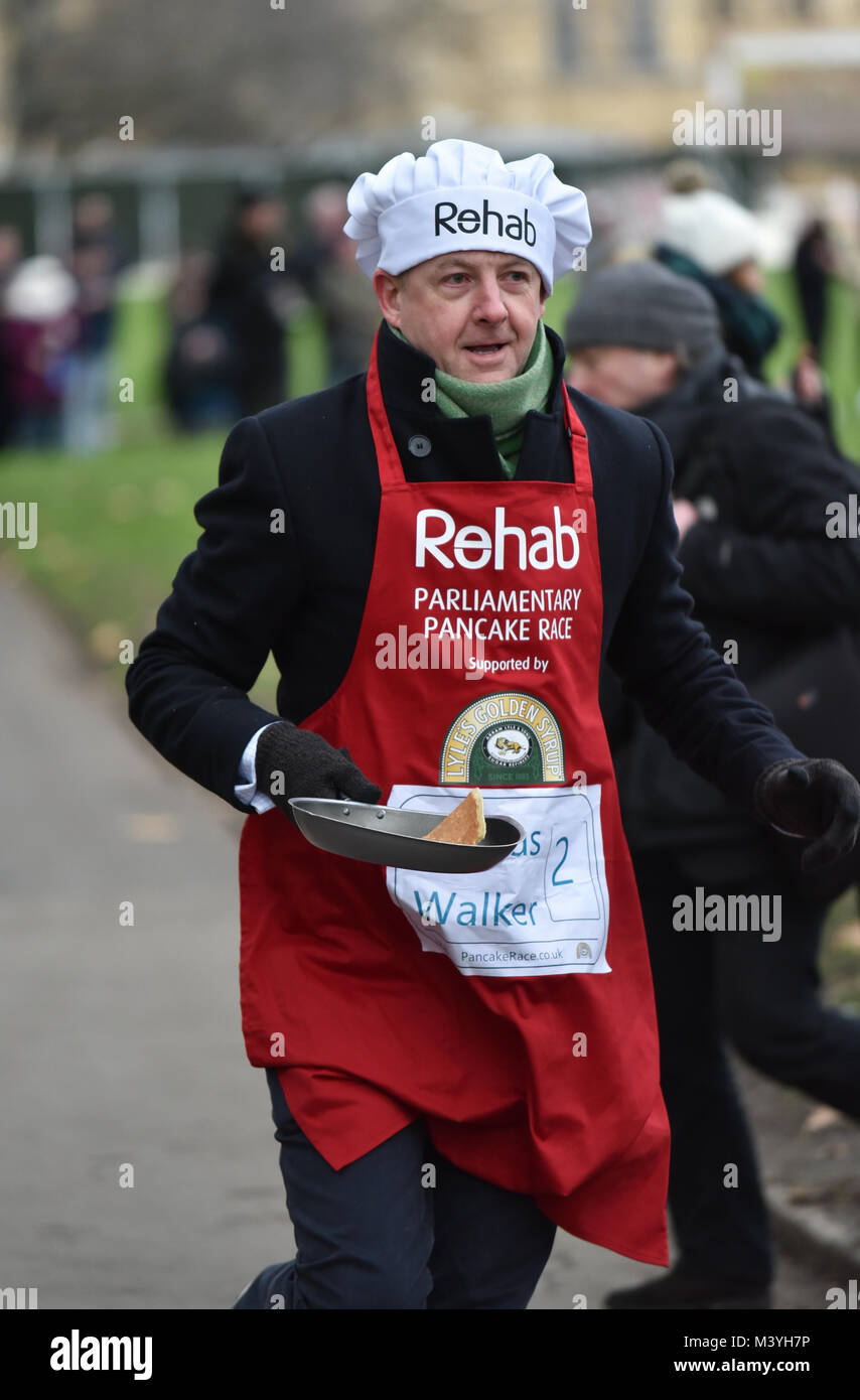 Westminster, London, Großbritannien. 13 Feb, 2018. Die jährlichen Faschingsdienstag, Rehab parlamentarischen Pfannkuchen Rennen findet in Victoria Tower Gardens neben Parlament, mit Mitgliedern der Presse und der Parlamentarier, die ein Pfannkuchen für die Rehab Nächstenliebe. Quelle: Matthew Chattle/Alamy leben Nachrichten Stockfoto