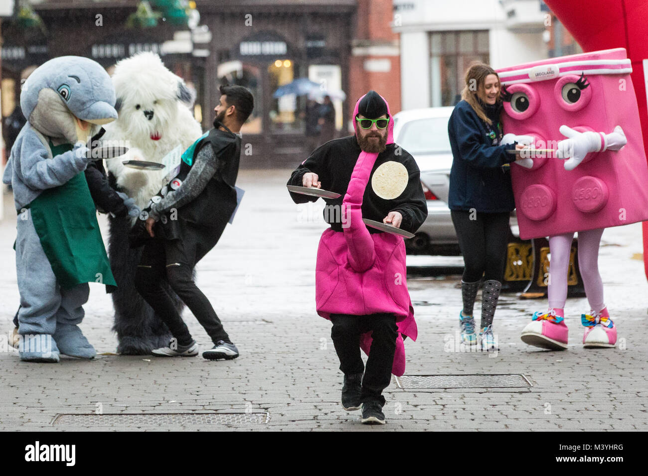 Windsor, Großbritannien. 13. Februar, 2018. Maskottchen von den lokalen Geschäften zeigen Ihre spiegeln Kompetenzen und Fancy Footwork aus, wie Sie am Faschingsdienstag im 12 Windsor und Eton Flippin' Pfannkuchen Herausforderung in der Hilfe von Alexander Devine Children's Hospice Service konkurrieren. Credit: Mark Kerrison/Alamy Live News Credit: Mark Kerrison/Alamy leben Nachrichten Stockfoto