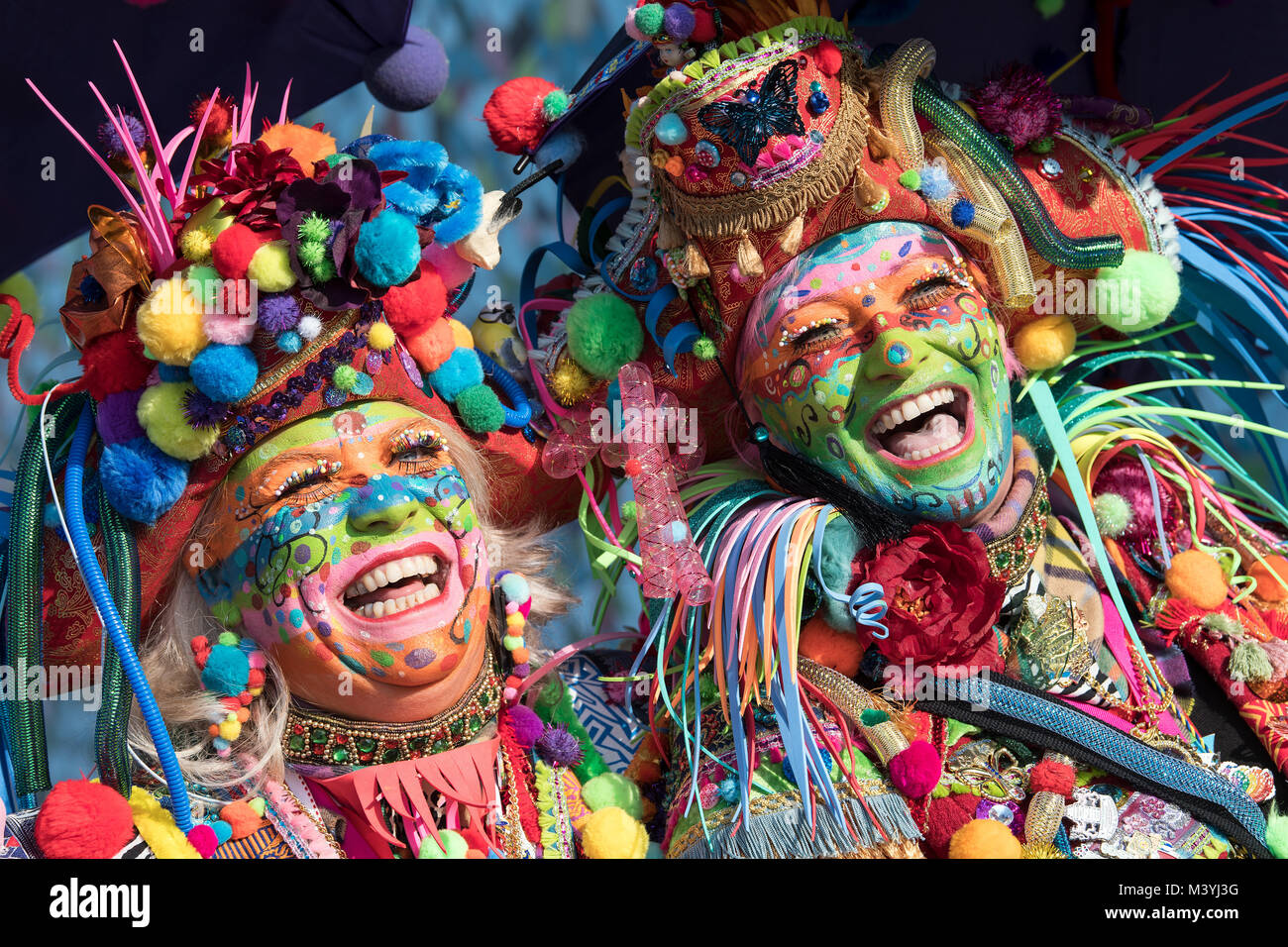 Düsseldorf, Deutschland. 12 Feb, 2018. Karnevalisten sind in bunten Kostümen gekleidet auf Rose Montag der traditionelle Umzug in Düsseldorf, Deutschland, 12. Februar 2018 zu verbinden. Credit: Federico Gambarini/dpa/Alamy leben Nachrichten Stockfoto