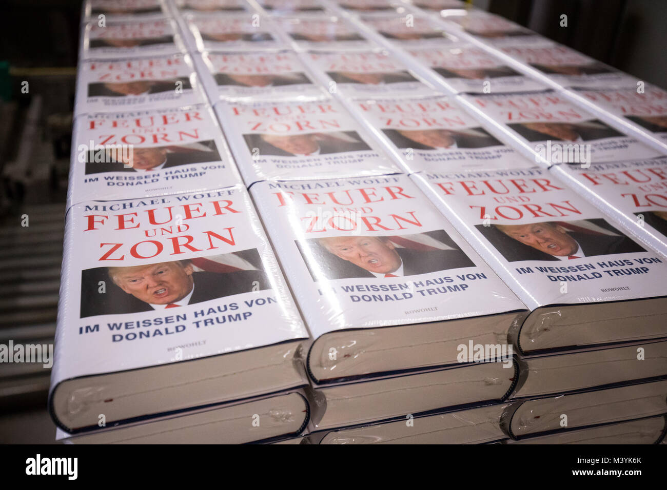 Achtung: Embargo für die Veröffentlichung bis zum 14. Februar 00:00 Uhr GMT! - Frisch gedruckt und verpackt Ausgaben des Buches "Feuer und Zorn. Im Weissen Haus von Donald Trump', die deutsche Ausgabe von "Feuer und Wut. Innerhalb der Trumpf des Weißen Hauses", liegen auf einer Palette während einer Presse Tour am CPI Clausen & Bosse Druckerei in Lübeck, Deutschland, 09. Februar 2018. Die Offenbarung Buch von M.Wolff über die US-amerikanische Präsident wird von Rowohlt am 16. Februar 2018 veröffentlicht. (Achtung Redaktionen: EMBARGO BIS ZUM 14. FEBRUAR 2018 · 12:00 UHR) Foto: Christian Charisius/dpa Stockfoto