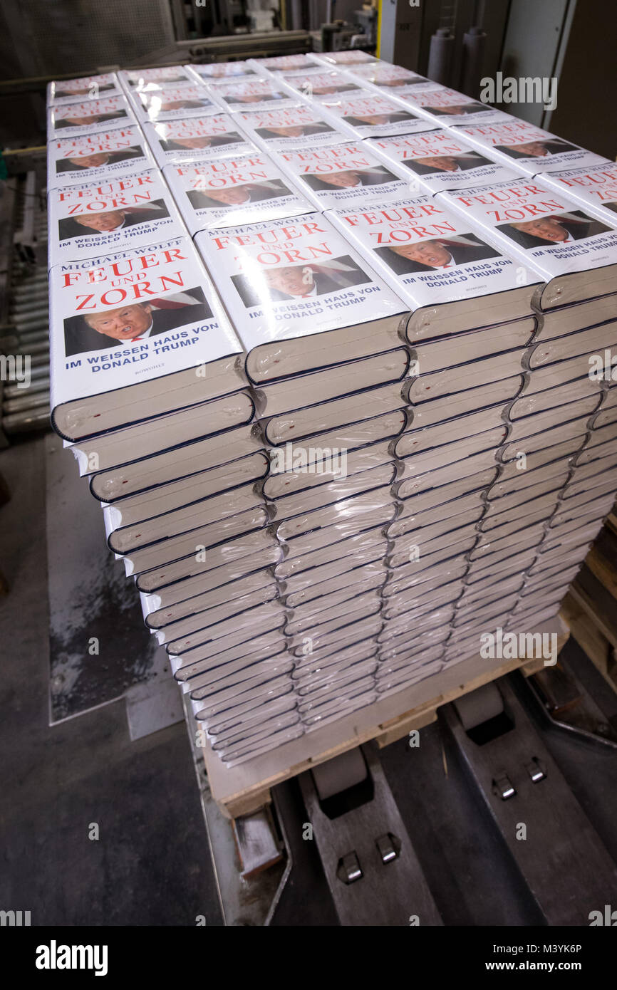 Achtung: Embargo für die Veröffentlichung bis zum 14. Februar 00:00 Uhr GMT! - Frisch gedruckt und verpackt Ausgaben des Buches "Feuer und Zorn. Im Weissen Haus von Donald Trump', die deutsche Ausgabe von "Feuer und Wut. Innerhalb der Trumpf des Weißen Hauses", liegen auf einer Palette während einer Presse Tour am CPI Clausen & Bosse Druckerei in Lübeck, Deutschland, 09. Februar 2018. Die Offenbarung Buch von M.Wolff über die US-amerikanische Präsident wird von Rowohlt am 16. Februar 2018 veröffentlicht. (Achtung Redaktionen: EMBARGO BIS ZUM 14. FEBRUAR 2018 · 12:00 UHR) Foto: Christian Charisius/dpa Stockfoto