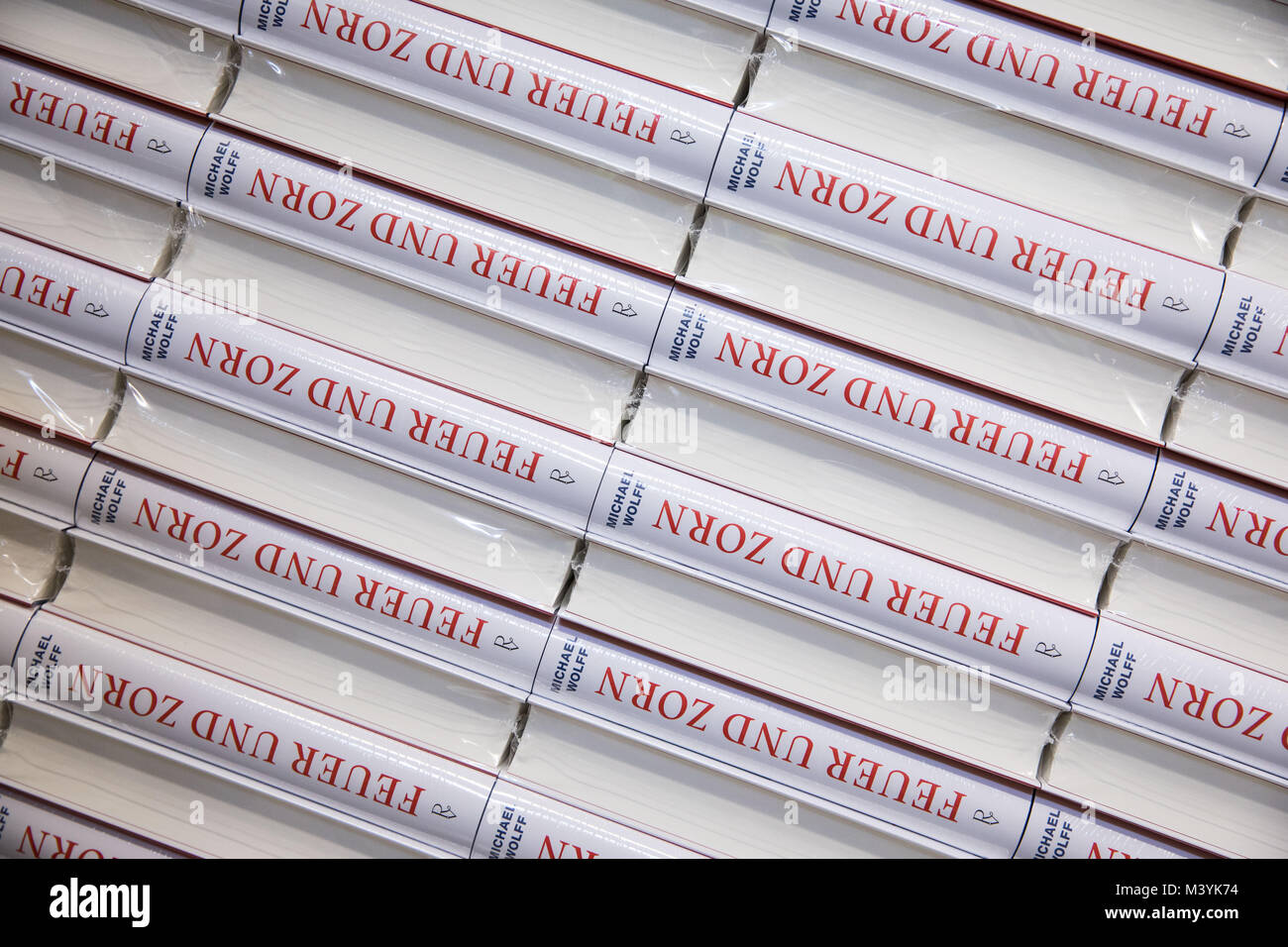 Achtung: Embargo für die Veröffentlichung bis zum 14. Februar 00:00 Uhr GMT! - Frisch gedruckt und verpackt Ausgaben des Buches "Feuer und Zorn. Im Weissen Haus von Donald Trump', die deutsche Ausgabe von "Feuer und Wut. Innerhalb der Trumpf des Weißen Hauses", liegen auf einer Palette während einer Presse Tour am CPI Clausen & Bosse Druckerei in Lübeck, Deutschland, 09. Februar 2018. Die Offenbarung Buch von M.Wolff über die US-amerikanische Präsident wird von Rowohlt am 16. Februar 2018 veröffentlicht. (Achtung Redaktionen: EMBARGO BIS ZUM 14. FEBRUAR 2018 · 12:00 UHR) Foto: Christian Charisius/dpa Stockfoto