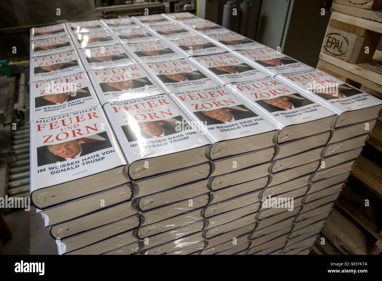 Achtung: Embargo für die Veröffentlichung bis zum 14. Februar 00:00 Uhr GMT! - Frisch gedruckt und verpackt Ausgaben des Buches "Feuer und Zorn. Im Weissen Haus von Donald Trump', die deutsche Ausgabe von "Feuer und Wut. Innerhalb der Trumpf des Weißen Hauses", liegen auf einer Palette während einer Presse Tour am CPI Clausen & Bosse Druckerei in Lübeck, Deutschland, 09. Februar 2018. Die Offenbarung Buch von M.Wolff über die US-amerikanische Präsident wird von Rowohlt am 16. Februar 2018 veröffentlicht. (Achtung Redaktionen: EMBARGO BIS ZUM 14. FEBRUAR 2018 · 12:00 UHR) Foto: Christian Charisius/dpa Stockfoto
