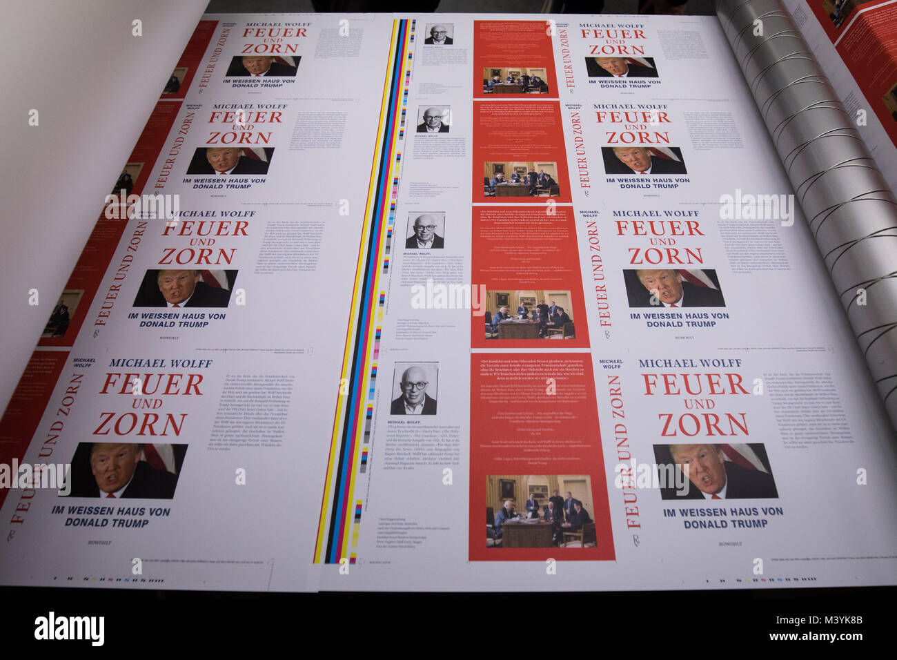 Achtung: Embargo für die Veröffentlichung bis zum 14. Februar 00:00 Uhr GMT! - Frisch gedruckten Text aus dem Buch "Feuer und Zorn. Im Weissen Haus von Donald Trump', die deutsche Ausgabe von "Feuer und Wut. Innerhalb der Trumpf des Weißen Hauses", liegen auf einem Transportband drücken Sie während einer Tour auf der CPI Clausen & Bosse Druckerei in Lübeck, Deutschland, 09. Februar 2018. Die Offenbarung Buch von M.Wolff über die US-amerikanische Präsident wird von Rowohlt am 16. Februar 2018 veröffentlicht. (Achtung Redaktionen: EMBARGO BIS ZUM 14. FEBRUAR 2018 · 12:00 UHR) Foto: Christian Charisius/dpa Stockfoto