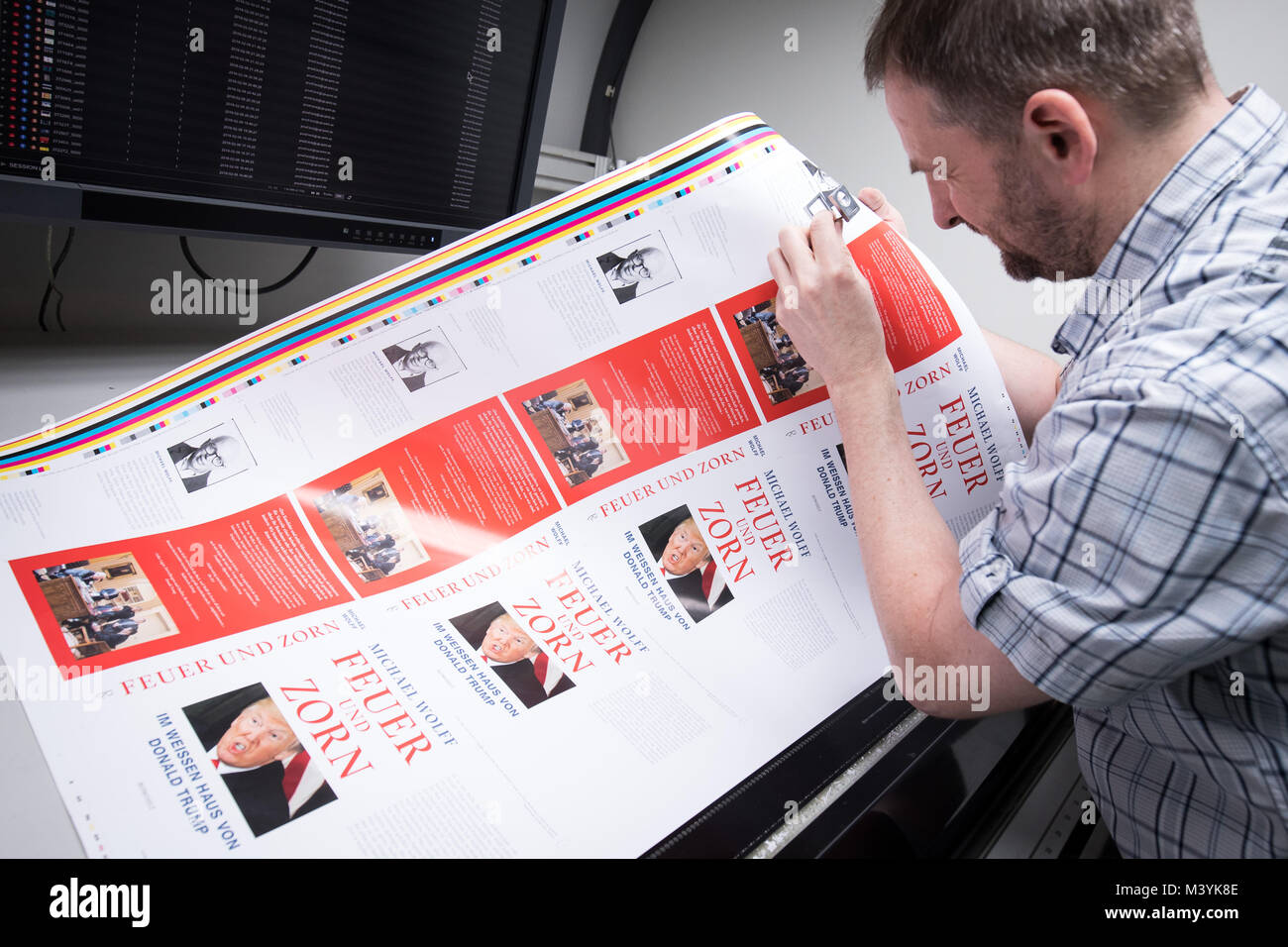 Achtung: Embargo für die Veröffentlichung bis zum 14. Februar 00:00 Uhr GMT! - Ein Drucker, der Kontrollen ein frisch gedruckten Text Blatt des Buches "Feuer und Zorn. Im Weissen Haus von Donald Trump', die deutsche Ausgabe von "Feuer und Wut. Innerhalb der Trumpf des Weißen Hauses, während einer Tour auf der CPI Clausen & Bosse Druckerei in Lübeck, Deutschland, 09. Februar 2018. Die Offenbarung Buch von M.Wolff über die US-amerikanische Präsident wird von Rowohlt am 16. Februar 2018 veröffentlicht. (Achtung Redaktionen: EMBARGO BIS ZUM 14. FEBRUAR 2018 · 12:00 UHR) Foto: Christian Charisius/dpa Stockfoto