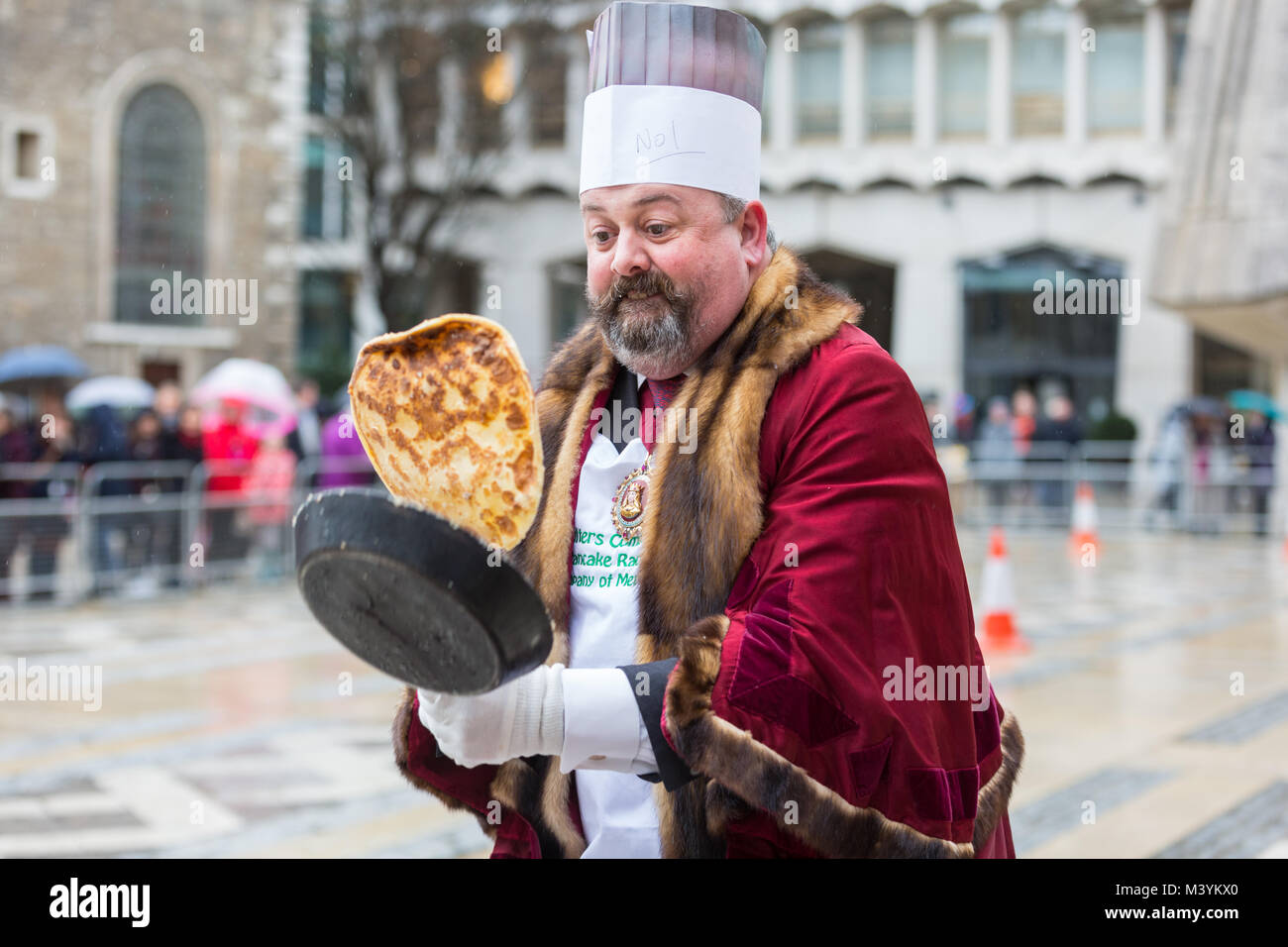 Guildhall Yard, London, 13. Feb 2018. Teilnehmer und Zuschauer viel Spaß bei der jährlichen Inter-Livery Pfannkuchen Rennen am Faschingsdienstag trotz der dürftigen Wetter. Die Stadt Livery Company von Poulters bringt Teams aus der Londoner City livery Unternehmen in irgendeiner Weise zu Pfannkuchen verbunden gezeichnet (die Poulters nehmen Sie die Eier, die Fruiterers die Zitronen und der messerschmiede der Kunststoff Gabel), der Pomp und die Zeremonie, als Konkurrenten Kleid in Ihrem osten Credit: Imageplotter Nachrichten und Sport/Alamy leben Nachrichten Stockfoto