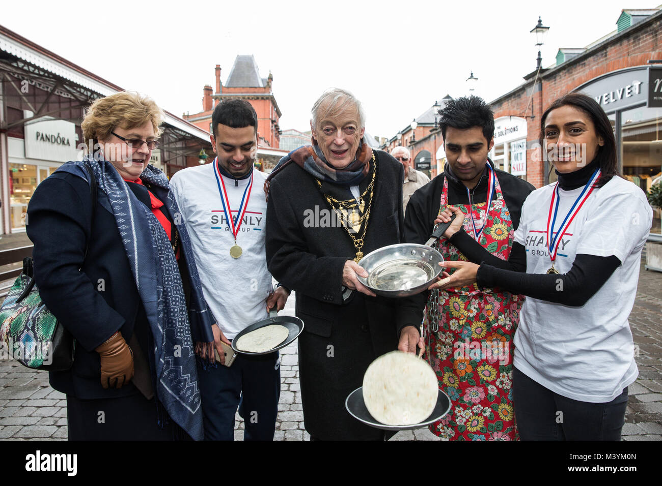 Windsor, Großbritannien. 13. Februar, 2018. Cllr. John lenton (c), Bürgermeister von Windsor und Maidenhead, verbindet Kiran Douil, Jay Sharma und Ifran Ashraf Der Shanly Gruppe, Gewinner des 12 Windsor und Eton Flippin' Pfannkuchen Herausforderung in der Hilfe von Alexander Devine Children's Hospice Service. Credit: Mark Kerrison/Alamy leben Nachrichten Stockfoto