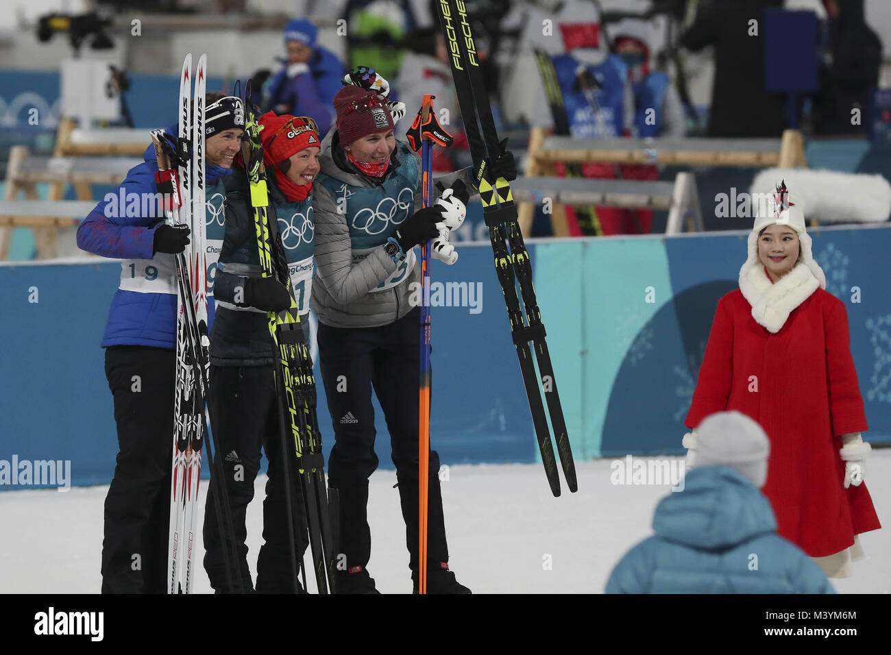 Pyeongchang, Südkorea. 12 Feb, 2018. Feb 12, 2018 - Pyeongchang, South Korea-Anais BESCOND von Frankreich, Laura DAHLMEIER von Deutschland, Anastasiya Kuzmina der Slowakei gewinnen ceremont auf dem Podium während der olympischen Frauen Biathlon Verfolgung beim Biathlon-weltcup 10 km Zentrum in Pyeongchang, Südkorea. Credit: Gmc/ZUMA Draht/Alamy leben Nachrichten Stockfoto