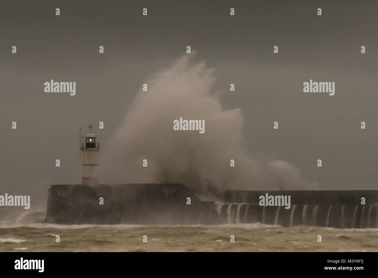 Newhaven, East Sussex, Großbritannien..13. Februar 2018..Gale Force Südwind peitscht Wellen am Westarm Leuchtturm auf. Stockfoto