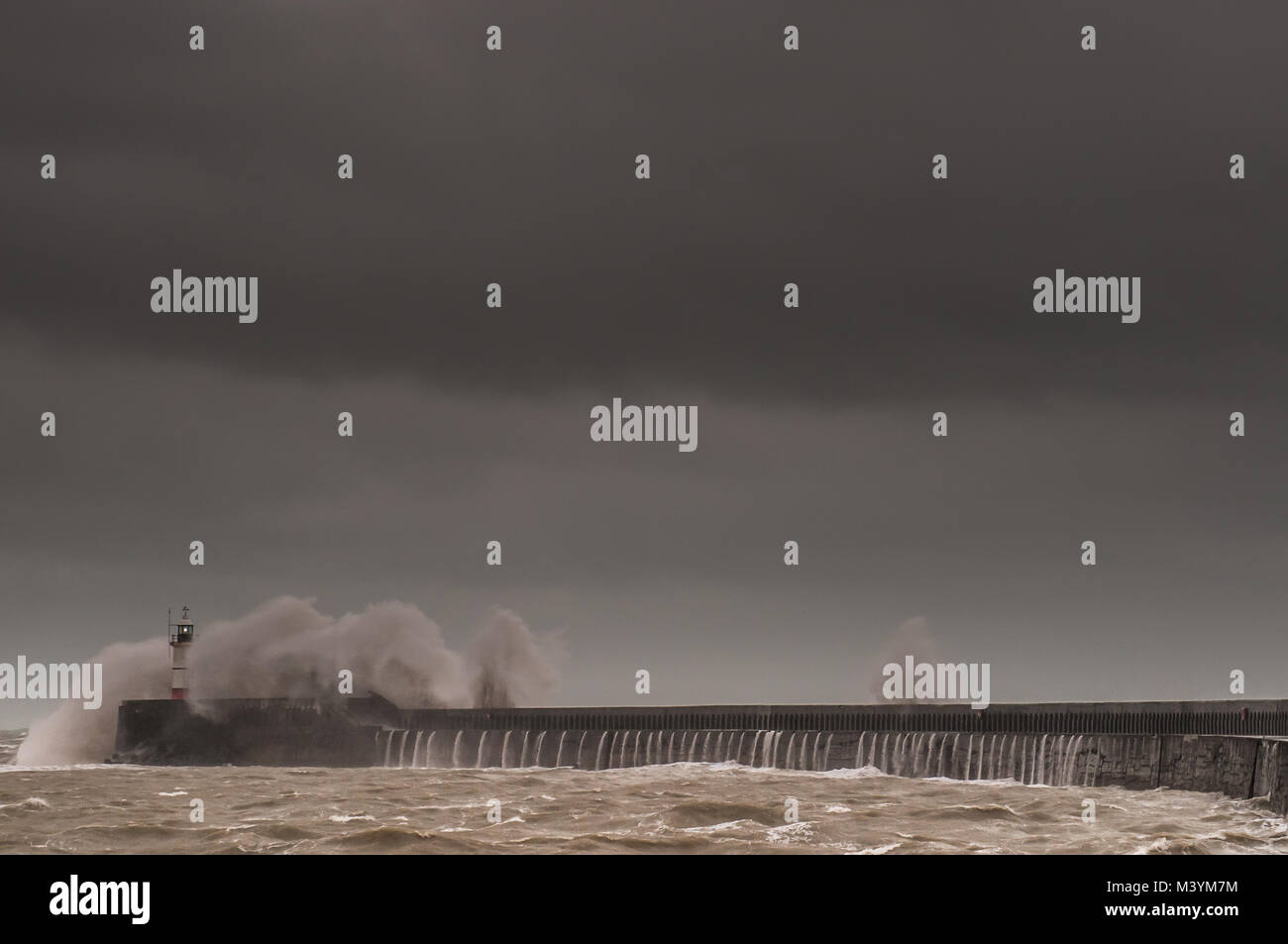 Newhaven, East Sussex, UK..13 Februar 2018..Gale Force Südwind peitscht Wellen am Westarm auf. Stockfoto