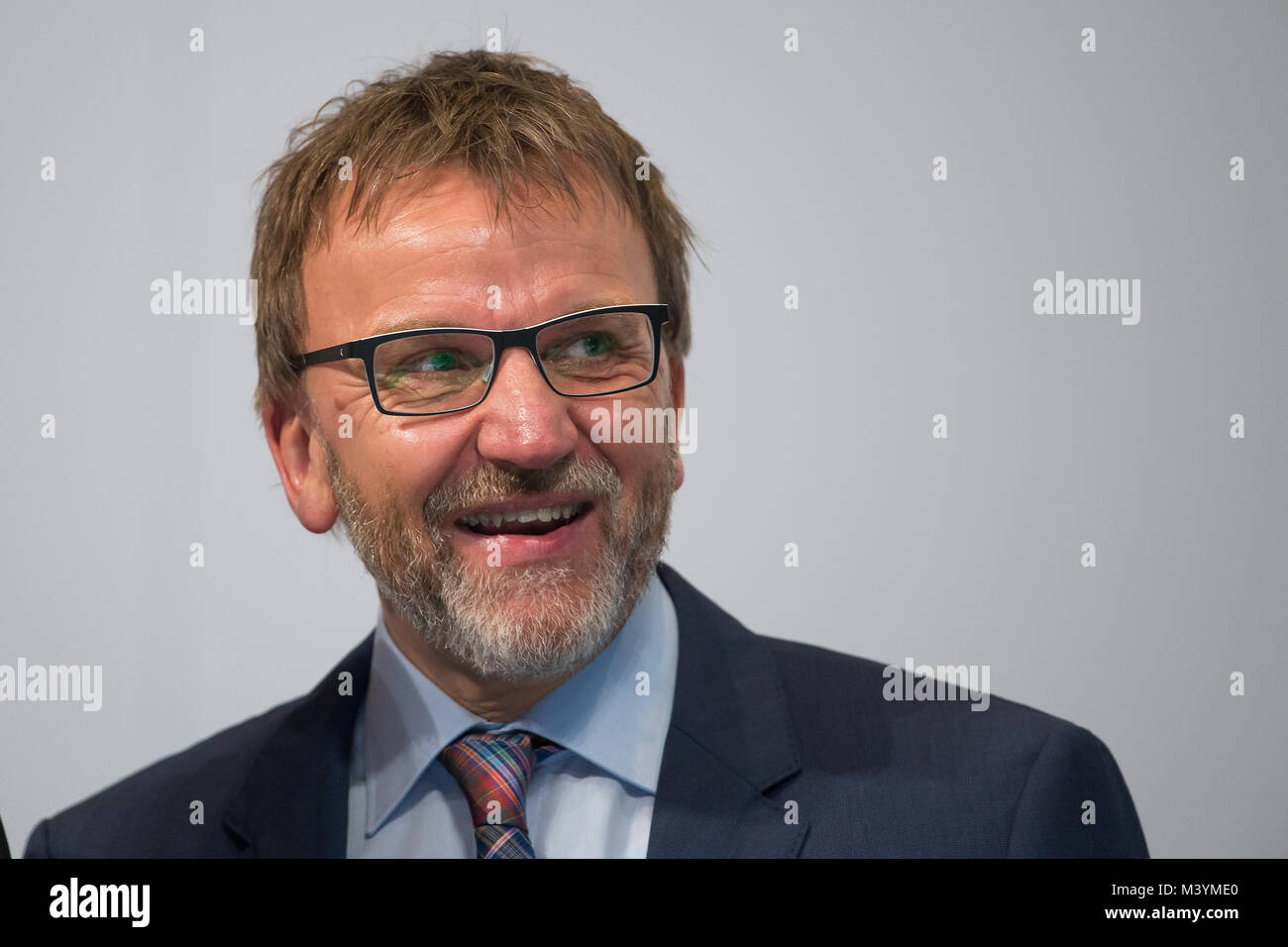 Hannover, Deutschland. 13 Feb, 2018. Frank Jakobi, Vertreter Mitglied des Aufsichtsrats der TUI Gruppe der Betriebsrat, steht auf dem Podium an der Hauptversammlung der TUI AG in Hannover, Deutschland, 13. Februar 2018. Credit: Swen Pförtner/dpa/Alamy leben Nachrichten Stockfoto