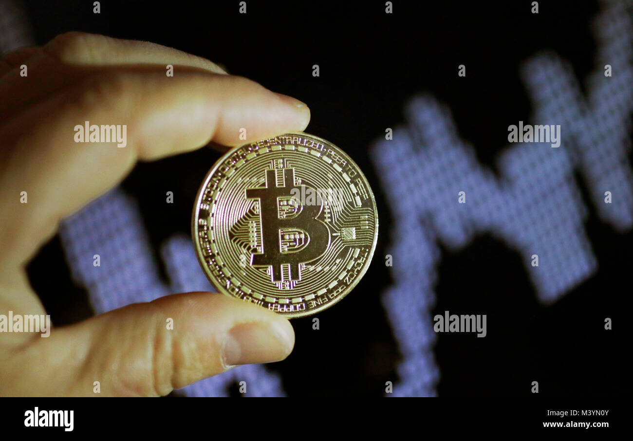 Abbildung - ein bitcoin Münze ist in Dortmund, Deutschland, 9. Februar 2018 vorgelegt. (Set up-Szene) Foto: Ina Faßbender/dpa Stockfoto