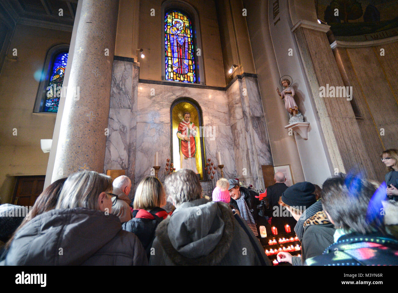 DUBLIN, Irland - 13. Februar 2018. Kapelle mit der Statue von St. Valentin, innen Whitefriar Kirche in Dublin. St. Valentin, dem Schutzpatron der Liebe, wurde durchgeführt und die in Rom im 3. Jahrhundert begraben. Seine sterblichen Überreste wurden später nach Irland als Geschenk, das irische Volk genommen. Credit: ASWphoto/Alamy leben Nachrichten Stockfoto