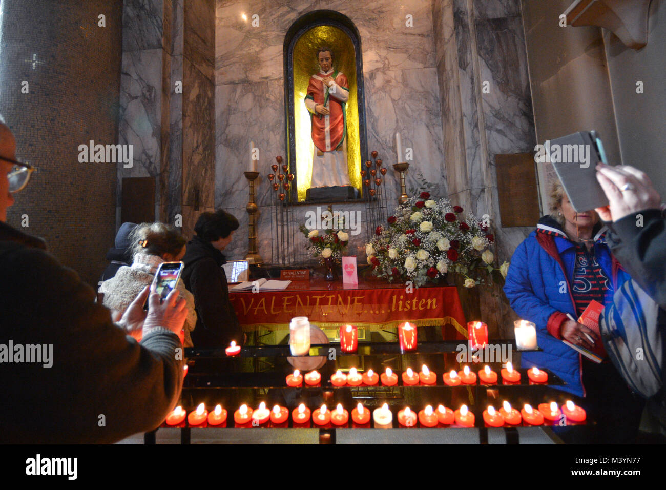 DUBLIN, Irland - 13. Februar 2018. Kapelle mit der Statue von St. Valentin, innen Whitefriar Kirche in Dublin. St. Valentin, dem Schutzpatron der Liebe, wurde durchgeführt und die in Rom im 3. Jahrhundert begraben. Seine sterblichen Überreste wurden später nach Irland als Geschenk, das irische Volk genommen. Credit: ASWphoto/Alamy leben Nachrichten Stockfoto