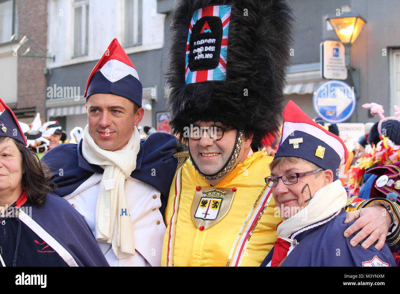 AALST, Belgien, 13. Februar 2018: Bürgermeister von Aalst Christophe d'Haese (Mitte) Posen für Fotos, bevor das jährliche "Voil Janetten" Parade in Aalst, Ostflandern. Es ist die Aufgabe der Bürgermeister die Parade jedes Jahr zu starten. Stockfoto