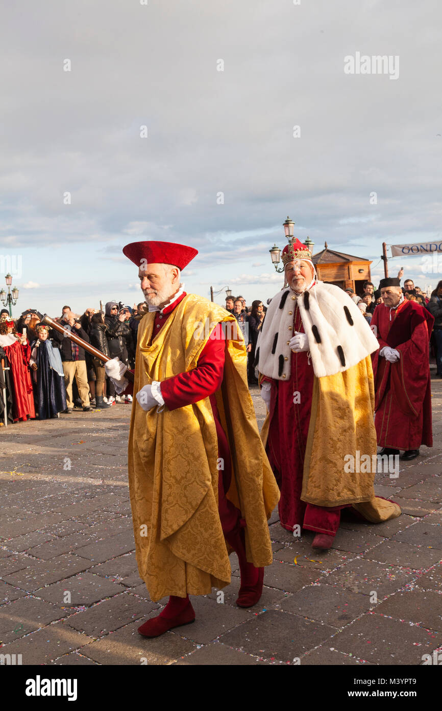 Venedig, Venetien, Italien, 13. Februar 2018. das Finale der 2018 Karneval in Venedig mit dem schließenden Re-enactment Parade der 12 Maries und Dogen für die Preisverleihung und Flug der Löwe, oder das Anheben der große venezianische Flagge von der Piazza San Marco bis an die Spitze des Campanile. In diesem Jahr Maria Award geht an den 19-jährigen Erica Chia. Die Dogen eingabe Piazzetta San Marco. Stockfoto