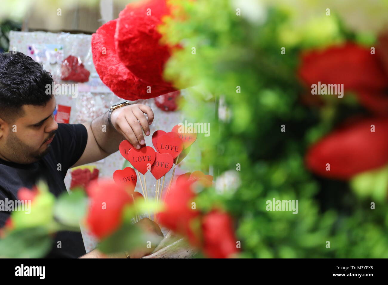 (180213) - Bagdad, 13.02.2018 (Xinhua) - ein Geschäft Inhaber ordnet Geschenke für den bevorstehenden Valentinstag in Bagdad, Irak, am 13.02.2018. (Xinhua / Khalil Dawood) Stockfoto