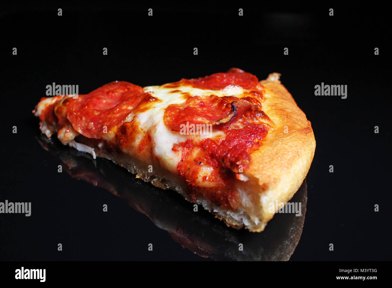 American Pizza Auf Schwarz Reflektierende Studio Hintergrund Isolierte Schwarze Glanzende Spiegel Gespiegelt Hintergrund Fur Jedes Konzept Stockfotografie Alamy