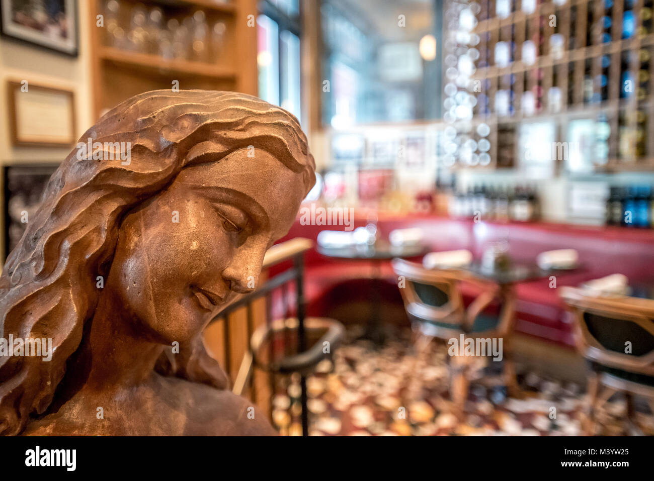 Café Zoetrope Innenraum, Skulptur von Frau mit Cafe Tabellen und Coppola Weinflaschen im Hintergrund der North Beach San Francisco Wine Bar Stockfoto