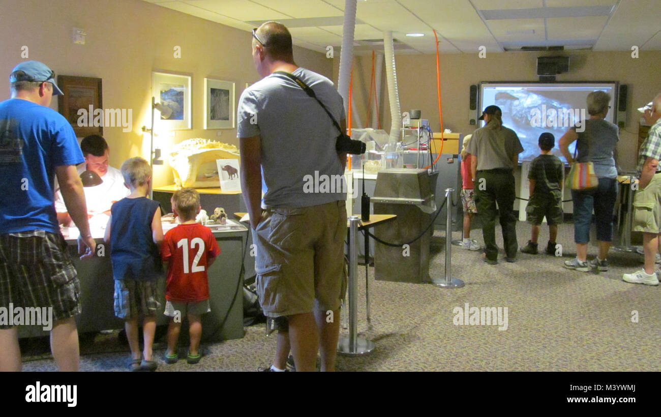 Arbeit und Interpretation In der Paleo Lab. Die Park Besucher sehen können Wissenschaftler bei der Arbeit in der Ben Reifel Besucherzentrum Paleo Prep Lab und erhalten Sie Erklärungen der wissenschaftlichen Arbeit von Wissenschaftler und Park Rangers. Stockfoto