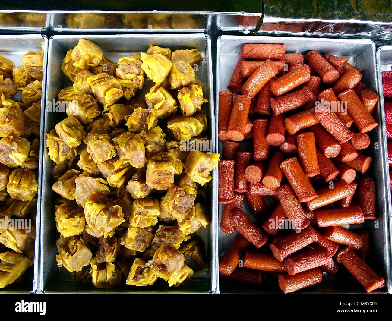 Foto der sortierten Snack food Items auf einer Straße essen Kiosk verkauft. Stockfoto