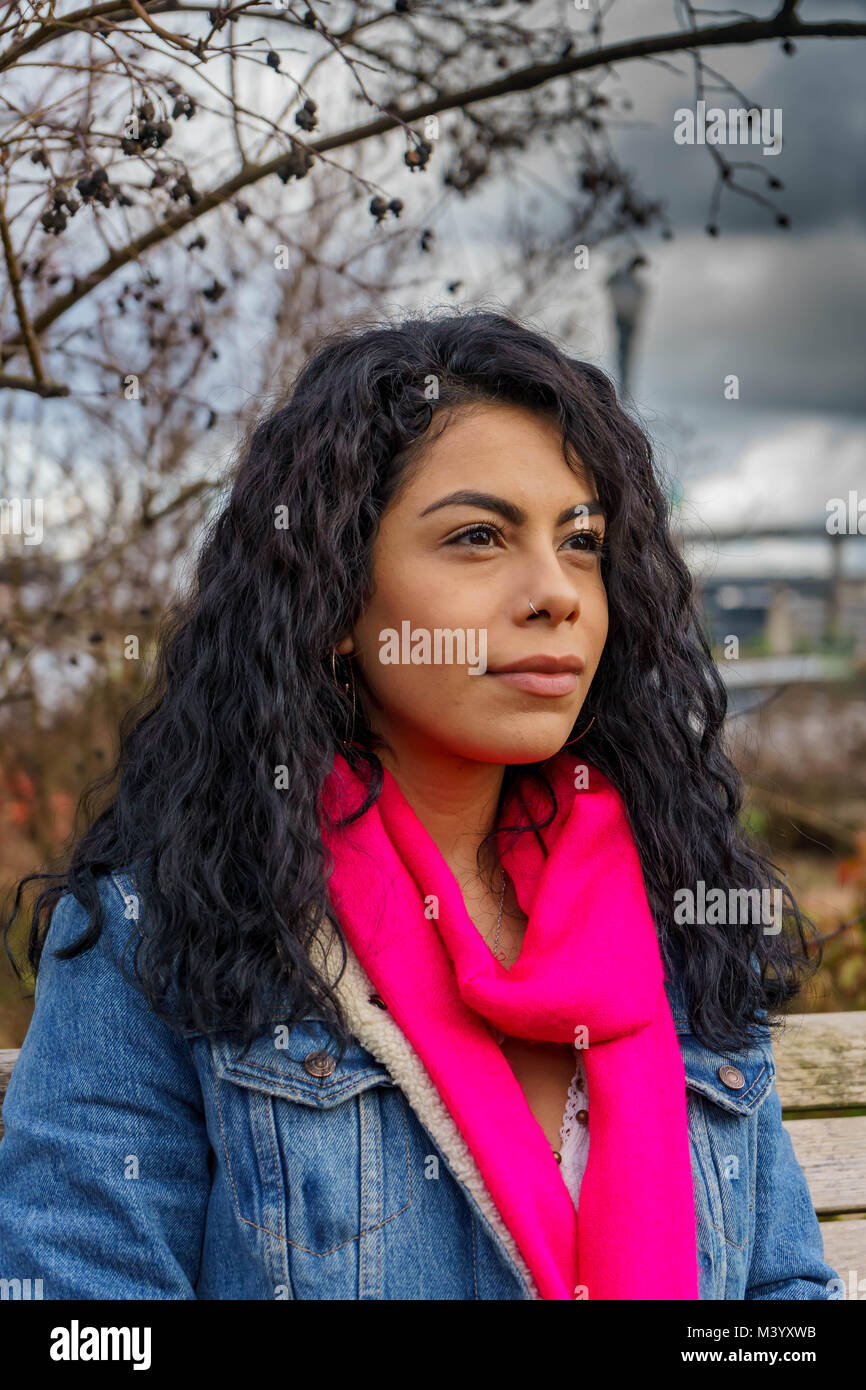 Schöne Latina mit Blick von der Kamera Stockfoto