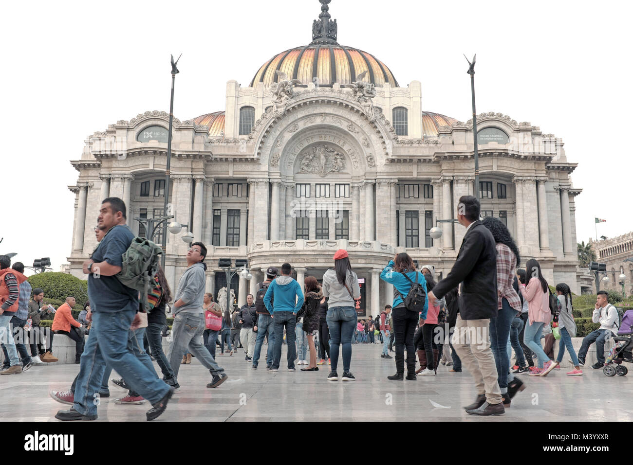 Menschenmassen Kreuzen vor dem Palacio de Bellas Artes, der kulturelle Mittelpunkt der Kunst in Mexico City, Mexiko. Stockfoto