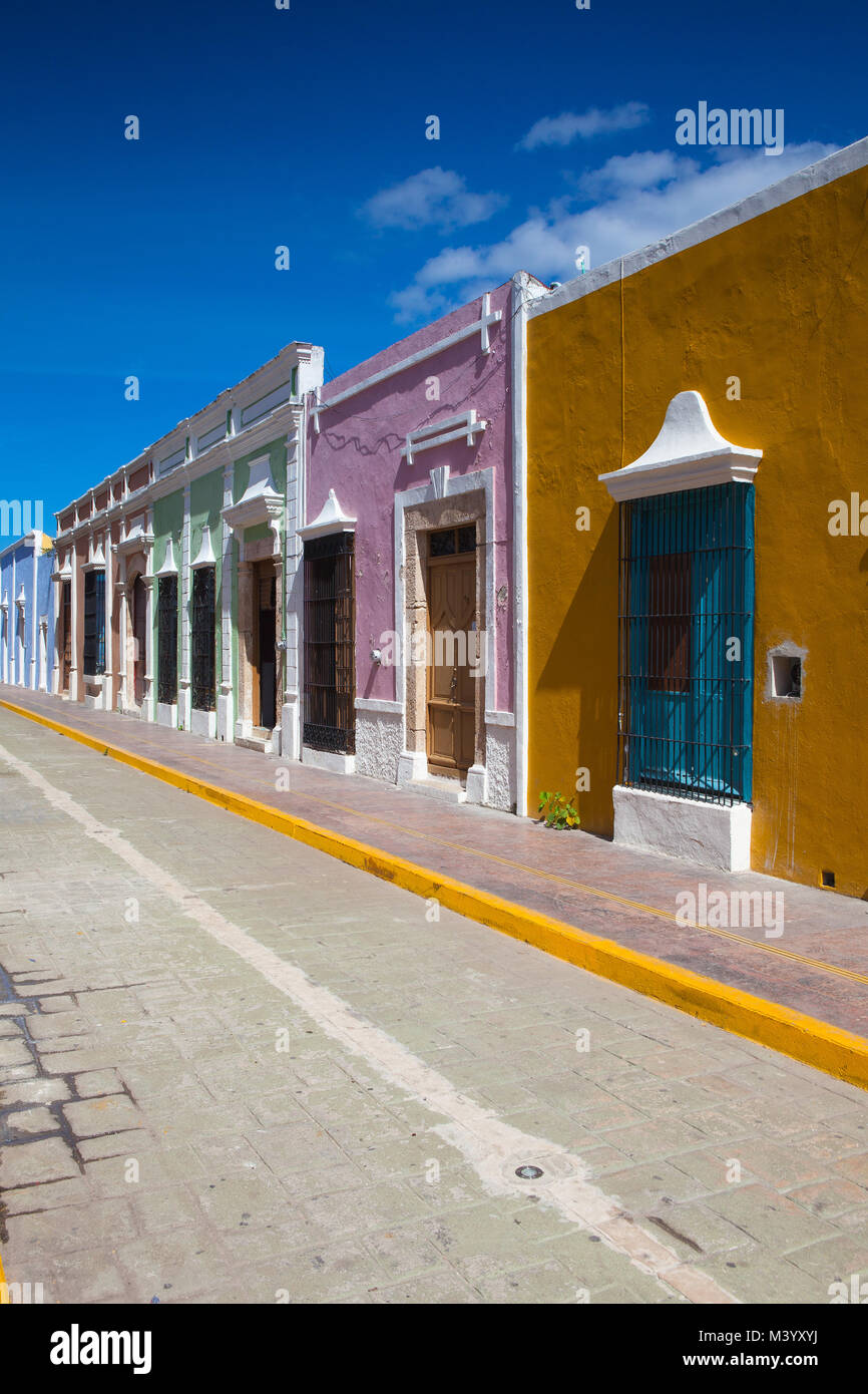 Campeche, Mexiko - Januar 31,2018: Typische koloniale Straße in Campeche, Mexiko. Historische Festungsstadt Campeche - UNESCO-Weltkulturerbe. Stockfoto