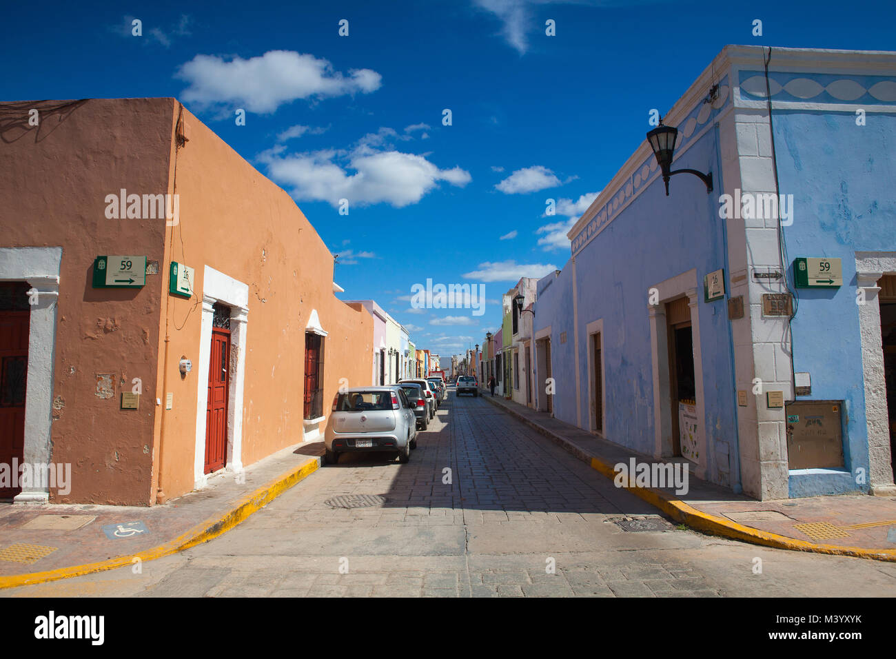 Campeche, Mexiko - Januar 31,2018: Typische koloniale Straße in Campeche, Mexiko. Historische Festungsstadt Campeche - UNESCO-Weltkulturerbe. Stockfoto