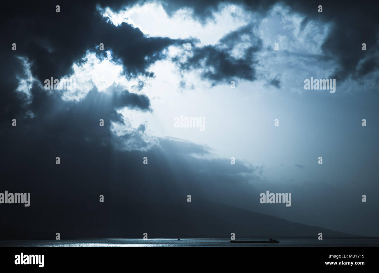 Dunkle stürmische Wolken und Sonne, Landschaft Hintergrund Foto. Izmir, Türkei. Blau getönten Foto Stockfoto