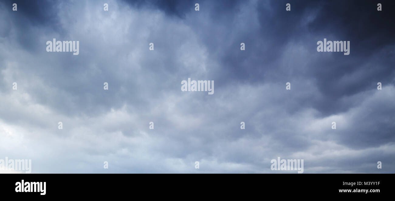 Breite dunkle dramatische Himmel mit stürmischen Wolken, abstrakte natürlichen Hintergrund Foto Stockfoto