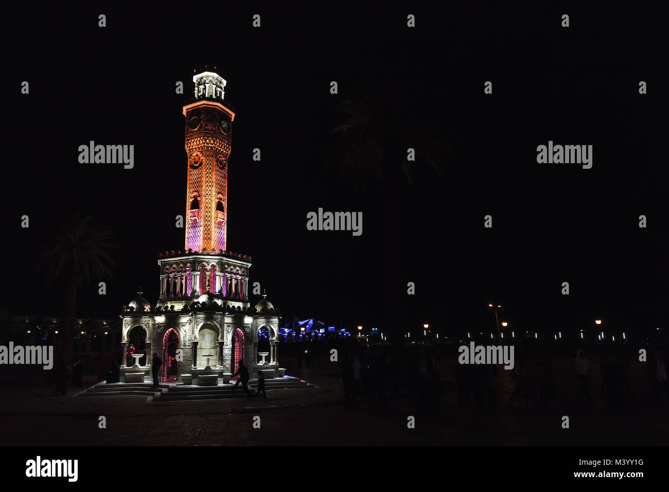 Uhrturm auf Konak Square bei Nacht, es wurde 1901 erbaut und akzeptiert, wie das offizielle Symbol der Stadt Izmir, Türkei Stockfoto