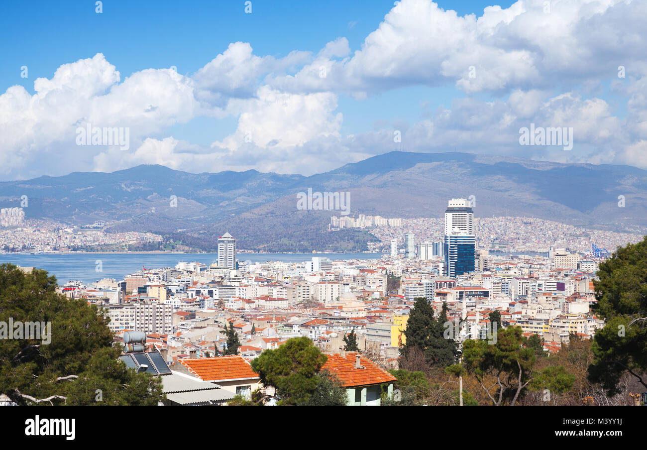 Skyline der Stadt Izmir, Türkei. Moderne Gebäude und Berge im Hintergrund Stockfoto