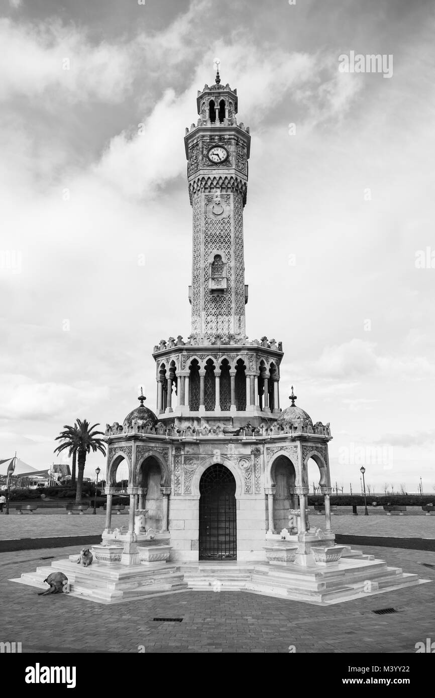 Konak Square, historischen Clock Tower, das 1901 gebaut wurde und als das offizielle Symbol der Stadt Izmir, Türkei Stockfoto