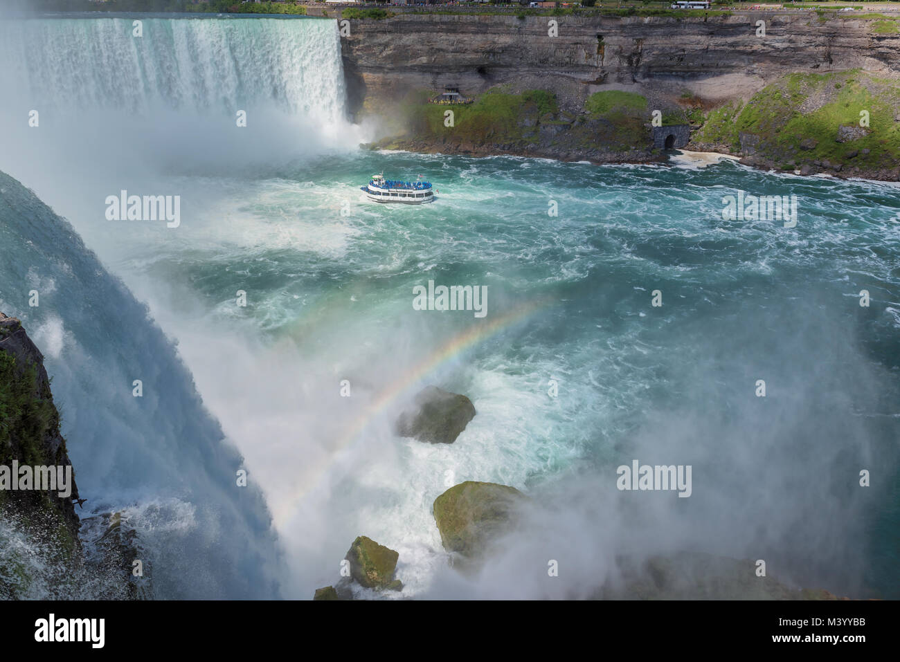 Niagara Falls Tour Boot unter Hufeisen Wasserfall mit Regenbogen Stockfoto