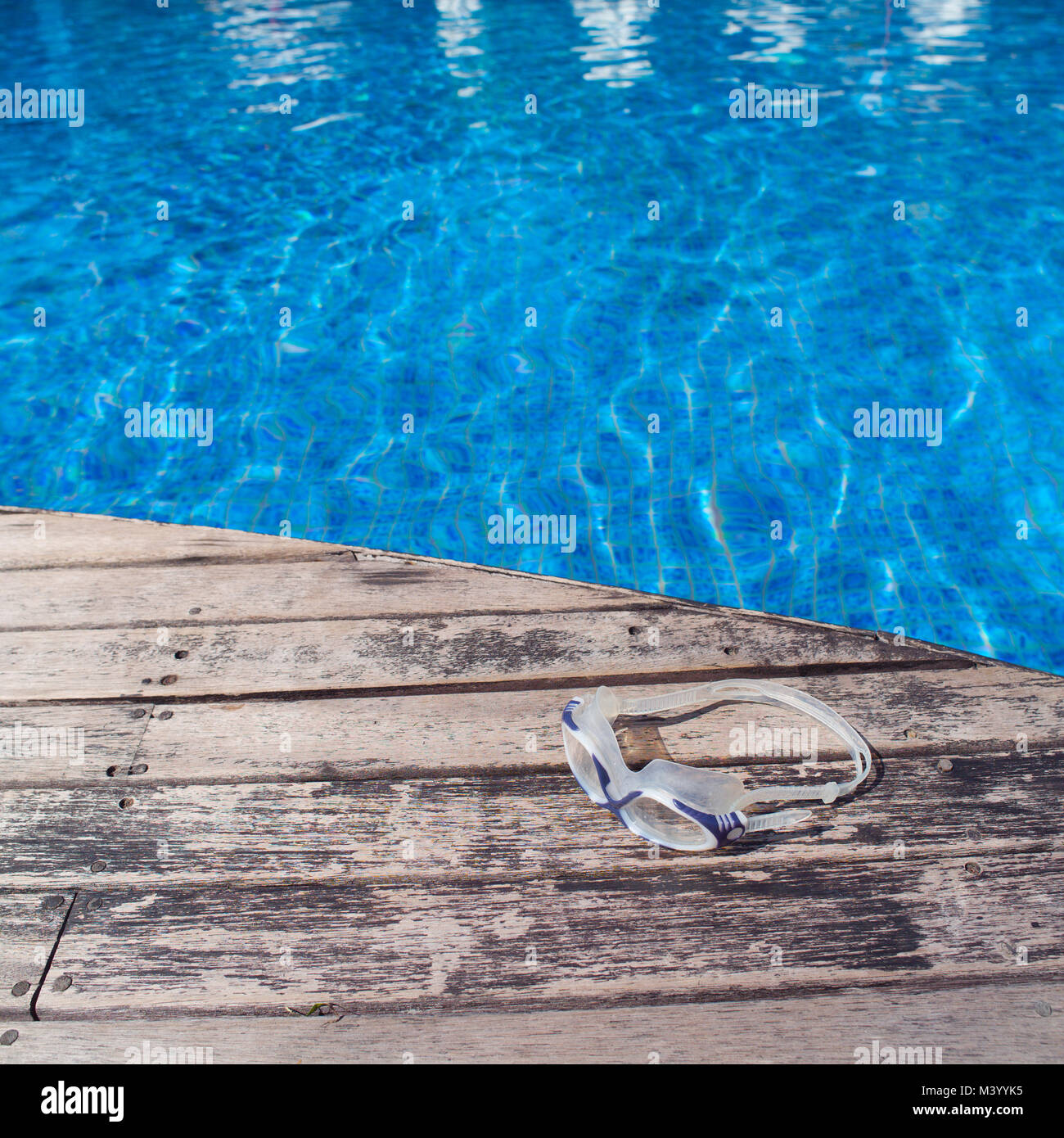 Sommer Konzept mit Swimmingpool und Gläser auf Holzbohlen, geschossen von der Ansicht von oben Stockfoto