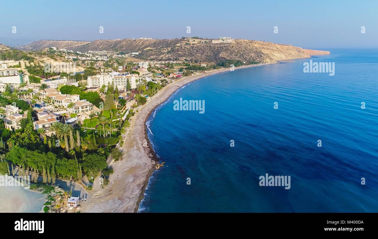 Aerial Vogelperspektive von Pissouri Bay, einer Siedlung zwischen Limassol und Paphos auf Zypern. Panoramablick auf die Küste, Strand, Hotel, Resort, Stockfoto