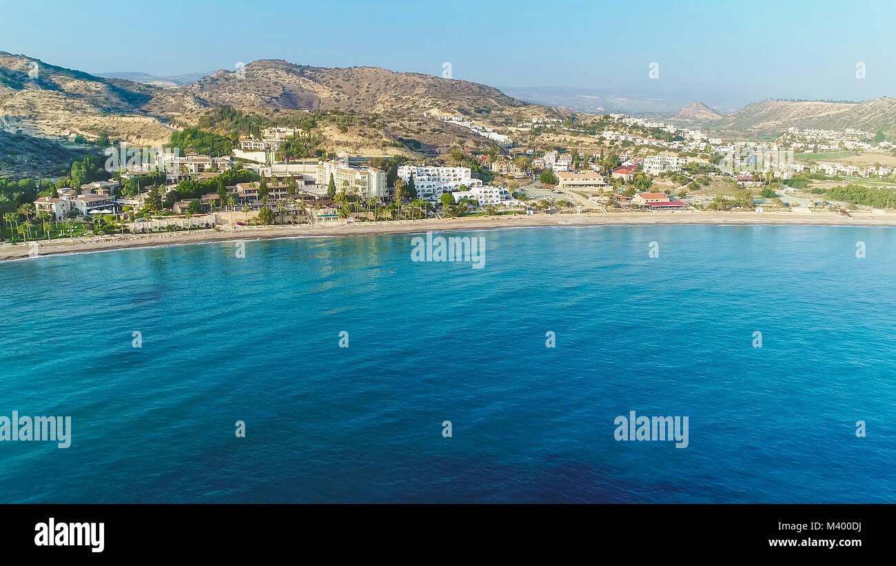 Aerial Vogelperspektive von Pissouri Bay, einer Siedlung zwischen Limassol und Paphos auf Zypern. Panoramablick auf die Küste, Strand, Hotel, Resort, Stockfoto