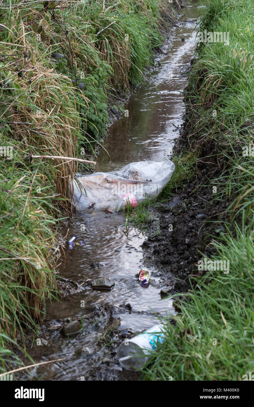 Graben gesperrt mit Müll Abfall verursachen Abfluss Hochwasser Stockfoto