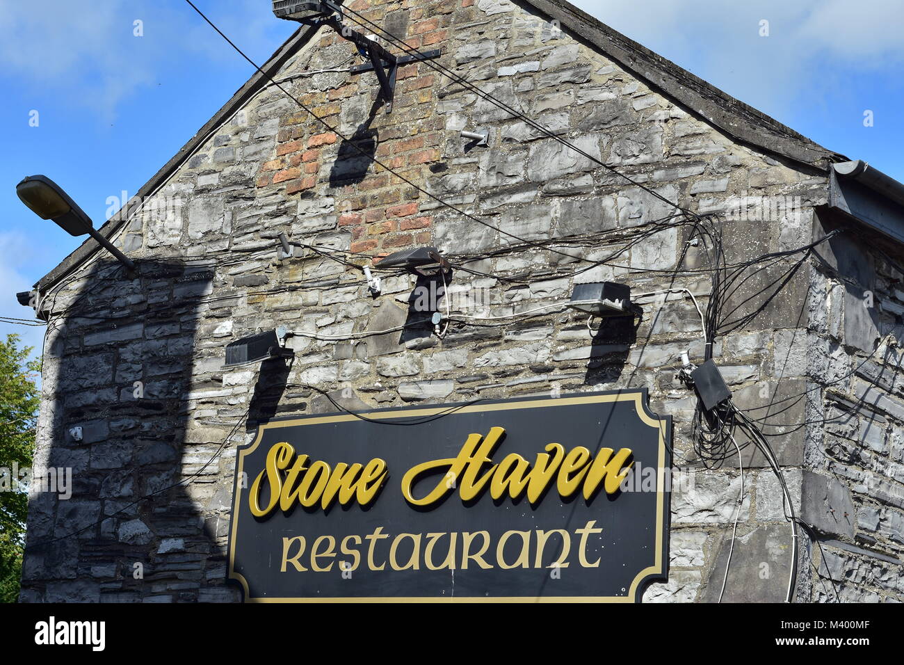 Stone Haven Restaurant auf altem Stein Haus mit großem Schild in der