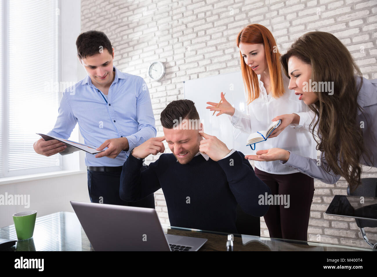 Verärgerte Geschäftsleute auf männlichen Kollegen während der Sitzung im Büro Stockfoto