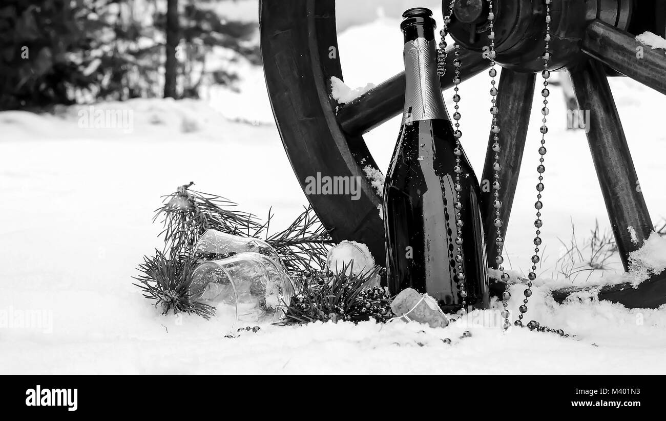 Champagner und Weihnachtsschmuck in den Schnee. Urlaub decorat Stockfoto