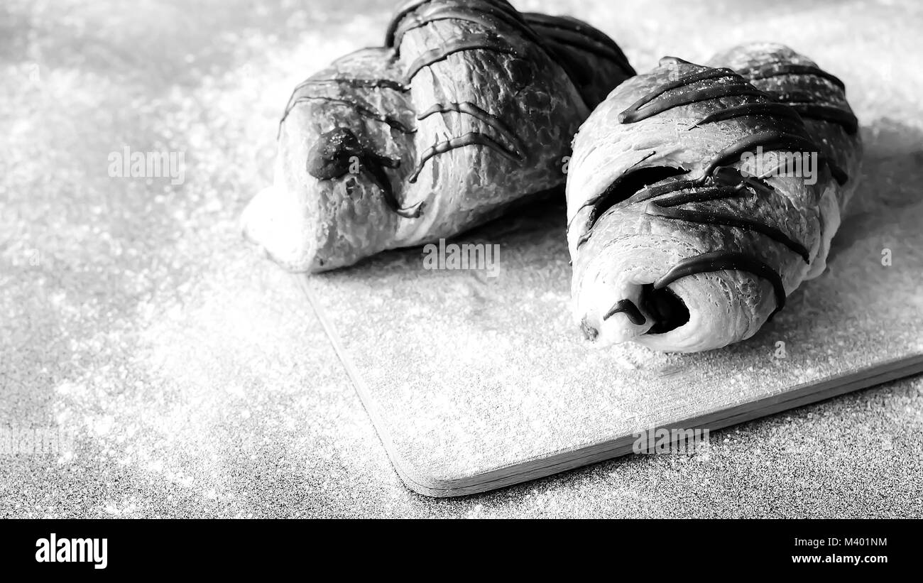 Frische Croissants mit Schokolade auf dem Tisch. Köstliche Breakfas Stockfoto