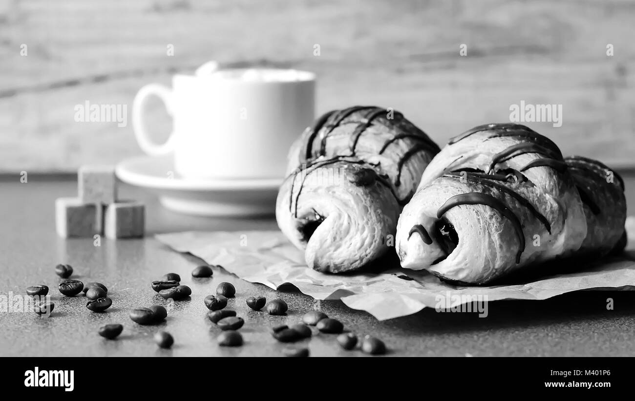 Frische Croissants mit Schokolade auf dem Tisch. Köstliche Breakfas Stockfoto