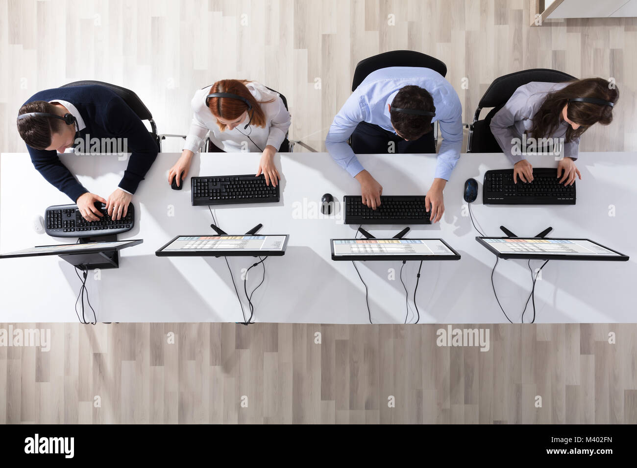 Ansicht der Call Center Betreiber Team mit Headset Arbeiten im Büro Stockfoto