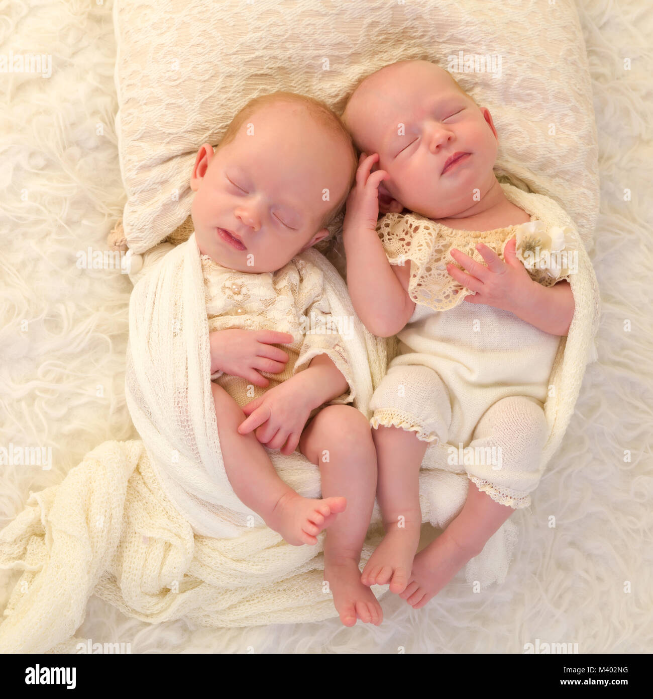 Drei Wochen alte Neugeborene eineiigen Zwillingen in Spitze gekleidet Stockfoto
